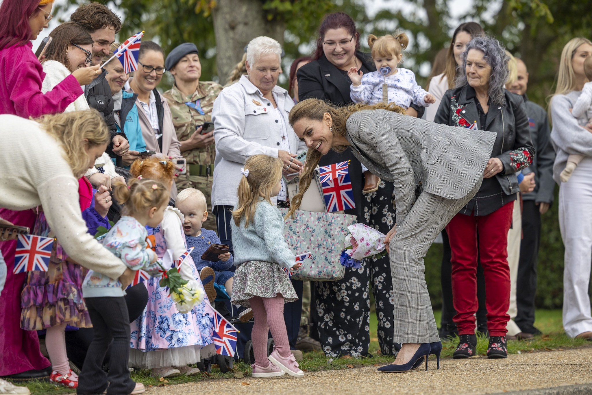 Kate Middleton con le piccole fan