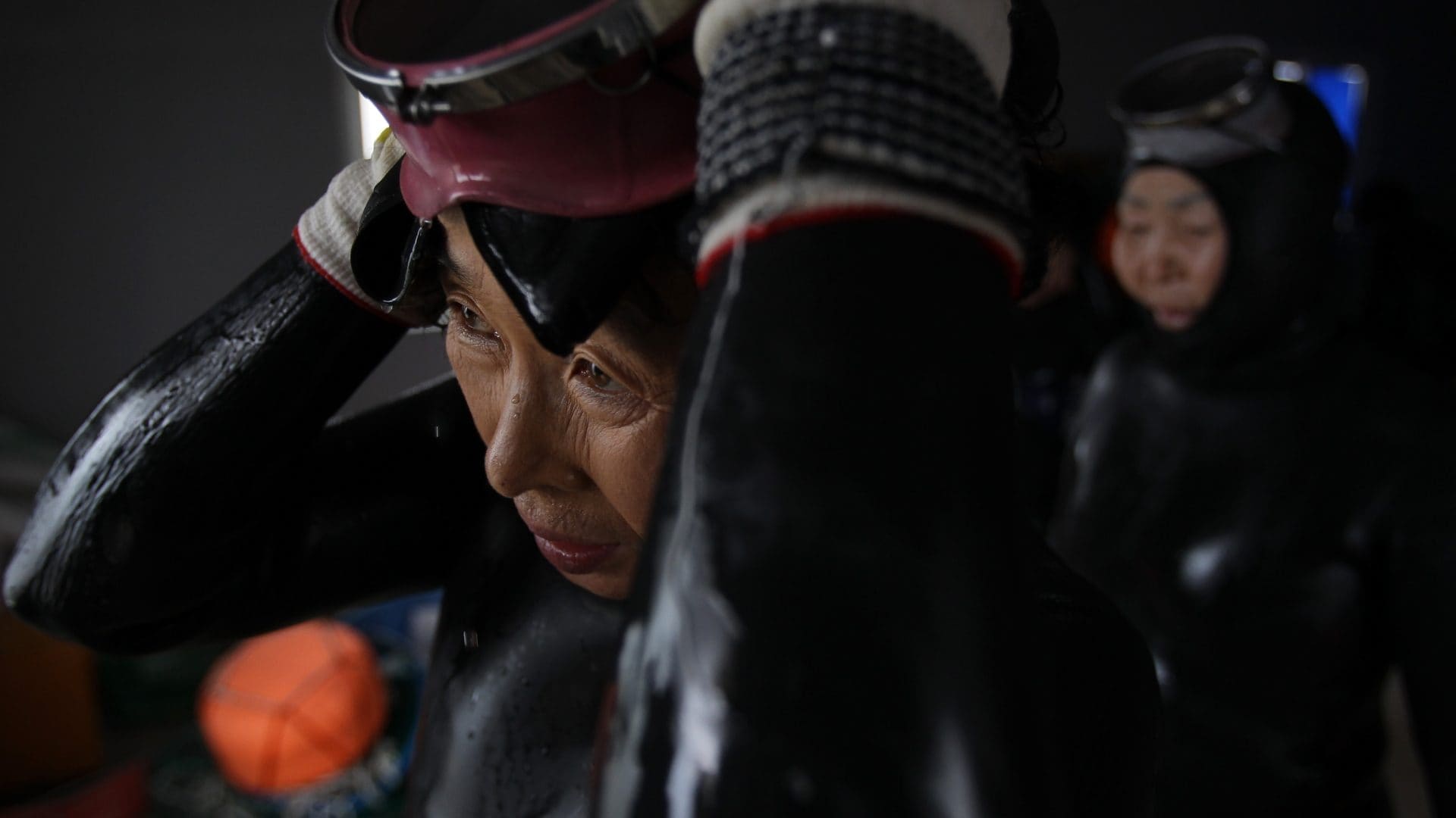 Chi sono le sirene di Jeju, le donne coreane che pescano sott'acqua a mani nude senza strumenti