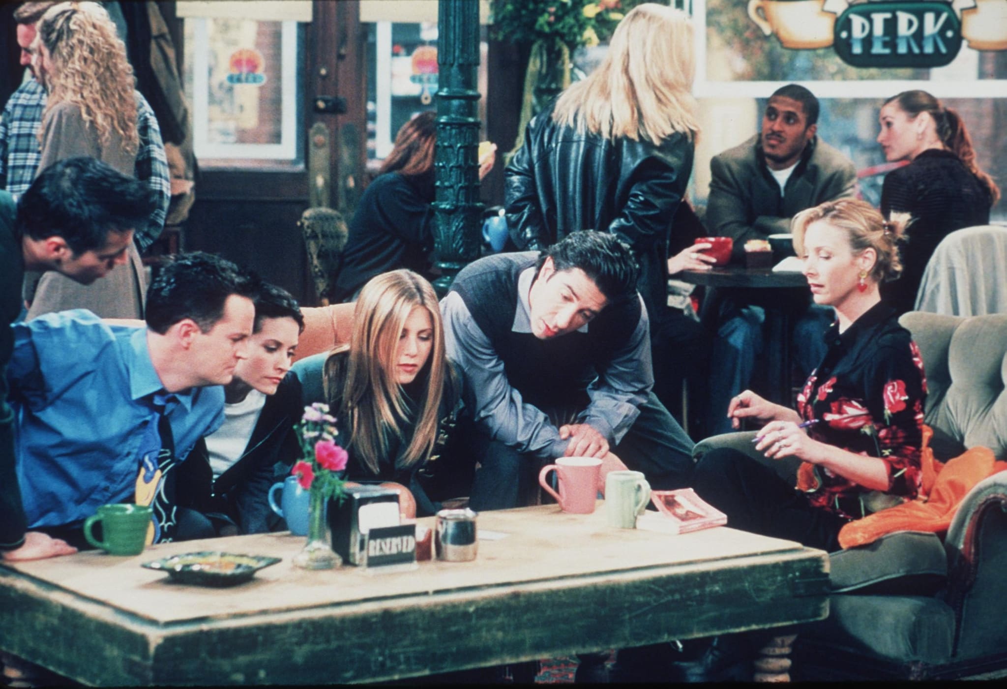 Il Cast di Friends sull’iconico divano giallo del Central Perk