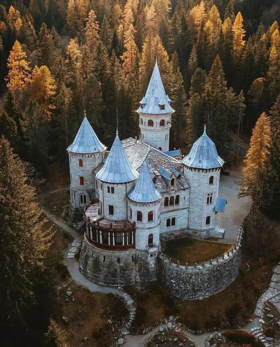 Il Castel Savoia in autunno
