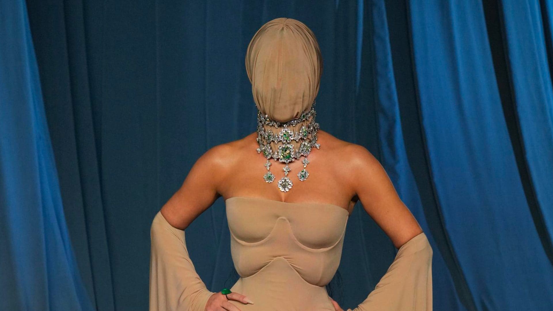 Kim Kardashiane con il volto coperto: la poetica dell'anonimato e il paradosso utilizzato per essere ancor più celebre