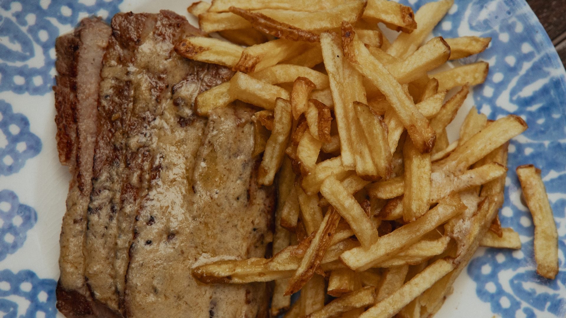 La rue, il ristorante con un solo piatto, come è fatta la salsa segreta per l'entrecote