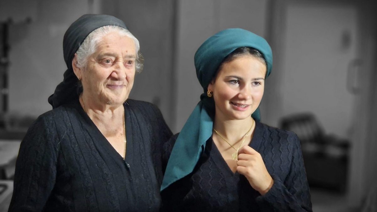 La Signora Margherita Ciarletta con Irene, una ragazza di Scanno, foto di Enzo Gentile