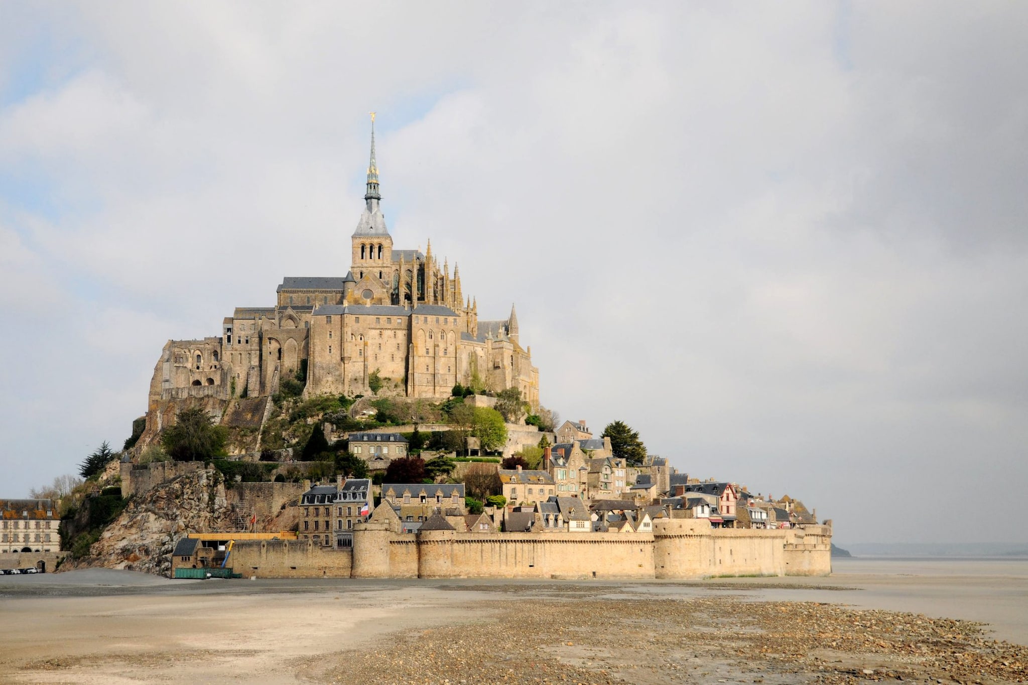Le Mont–Saint–Michel con la bassa marea