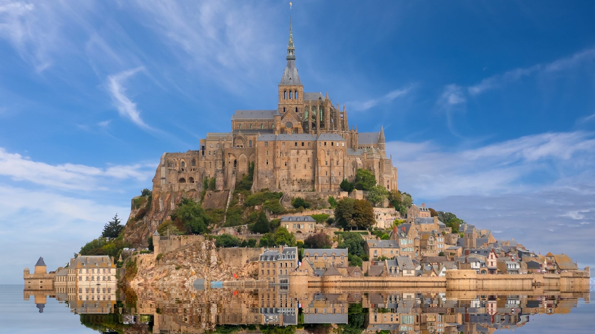 Le Mont-Saint-Michel, l’isola che cambia con le maree: qual è il periodo migliore per visitare la baia