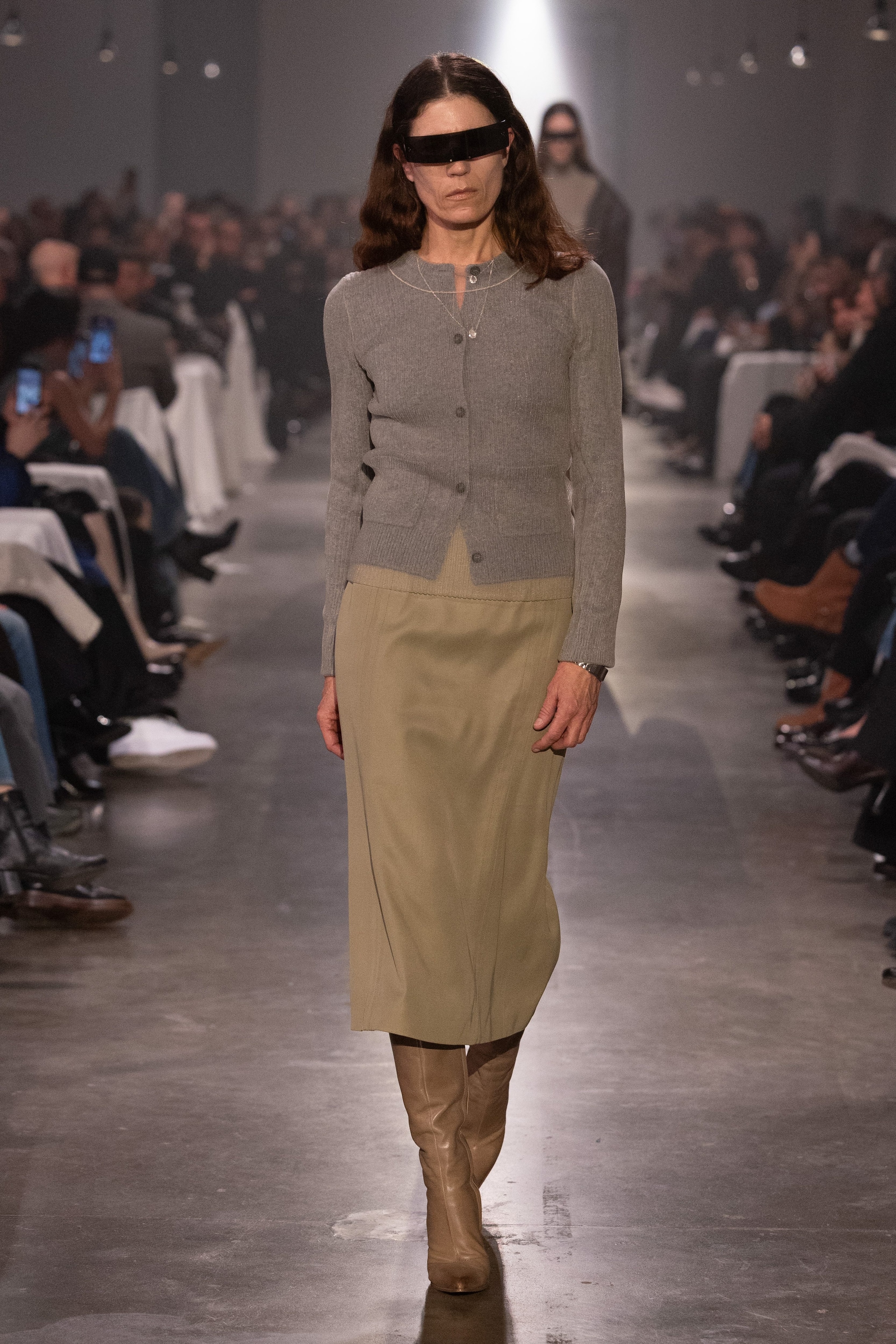 Un look MM6 Maison Margiela con gonna a matita, cardigan a pelle e stivali