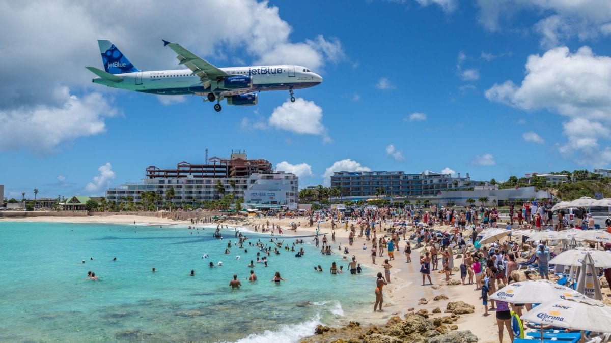 Un aereo atterra passando a 30 metri sopra la Maho Beach