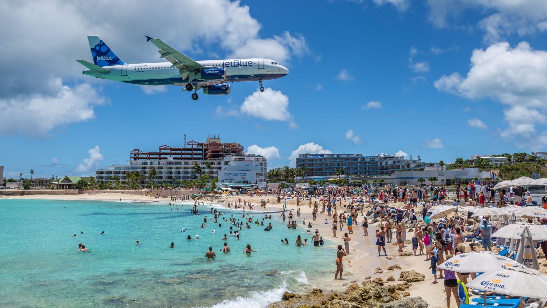 Esiste una spiaggia dove gli aerei passano a 30 metri dalle teste dei bagnanti