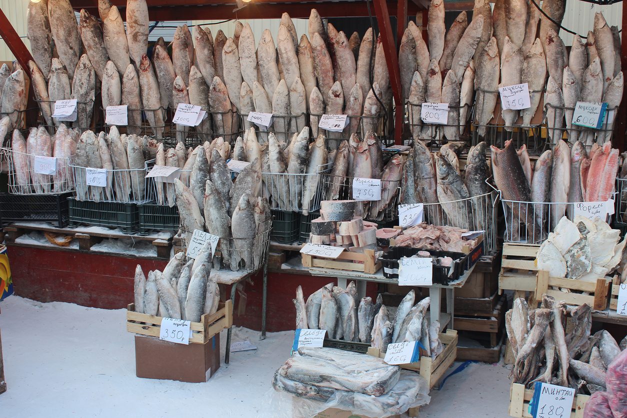Pesce congelato esposto al mercato locale di Yakutsk