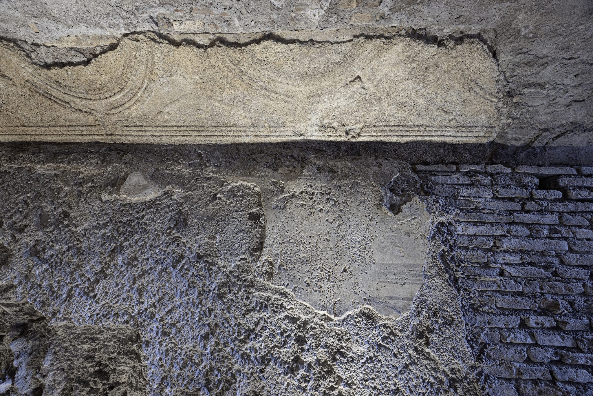 Decorazione parietale a stucco, Passaggio di Commodo