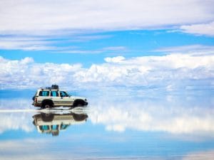 Salar de Uyuni, dove si trova il deserto di sale più grande al mondo che sembra un immenso specchio