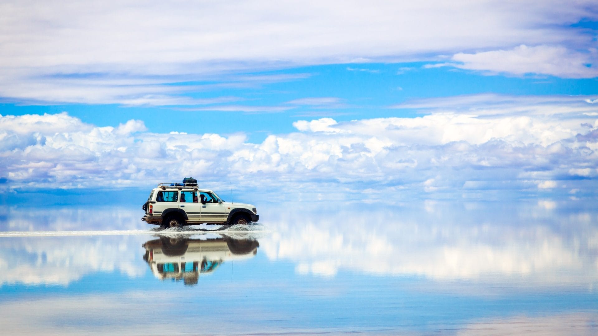 Salar de Uyuni, dove si trova il deserto di sale più grande al mondo che sembra un immenso specchio