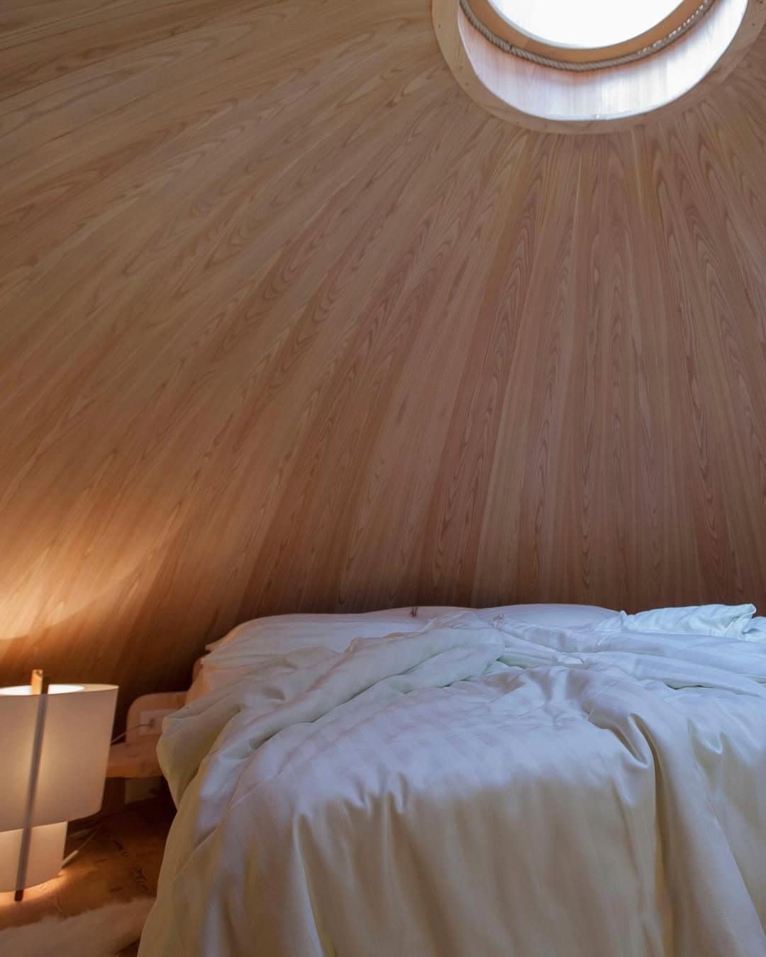 Dettaglio stanza della casa sull’albero di Malga Priu.