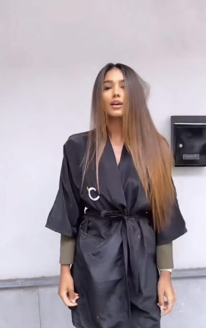 Samira Lui con i capelli lisci