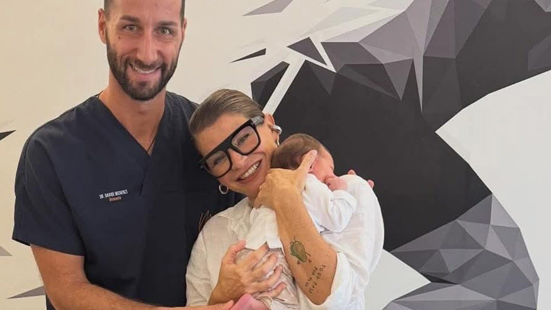 Alessandra Amoroso, la prima foto con la piccola Penny è in camperos e bermuda di jeans