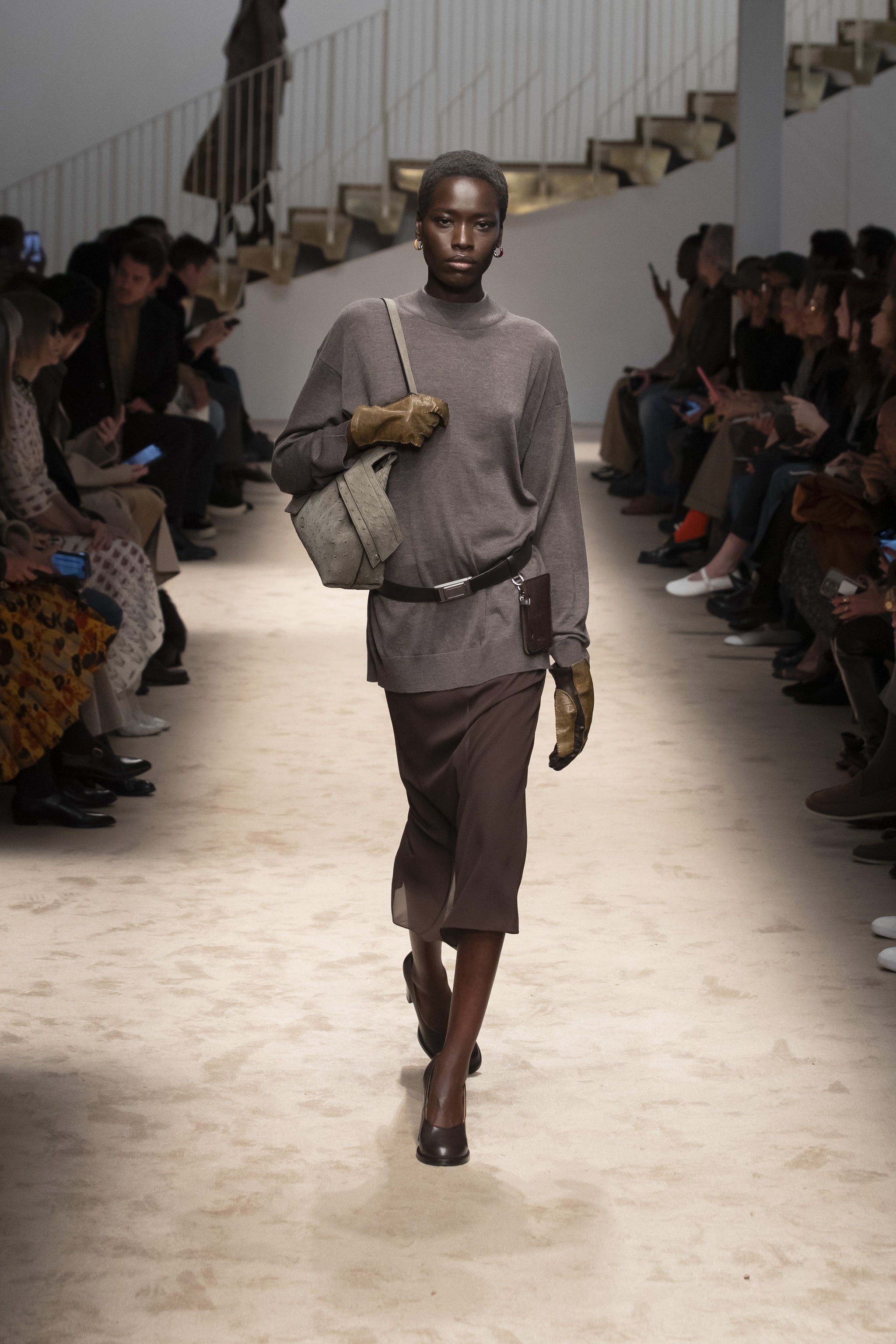 Layering di colore tra capi e accessori nel look di Tod’s