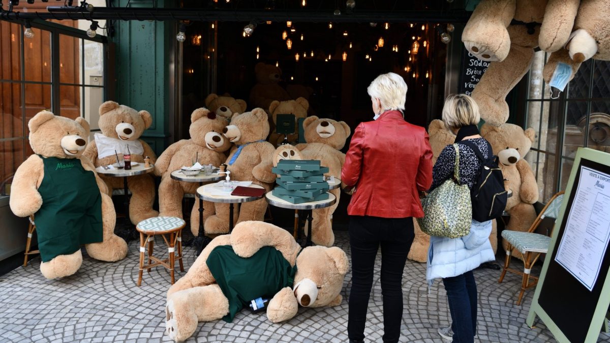 Teddy Bear in un ristorante parigino