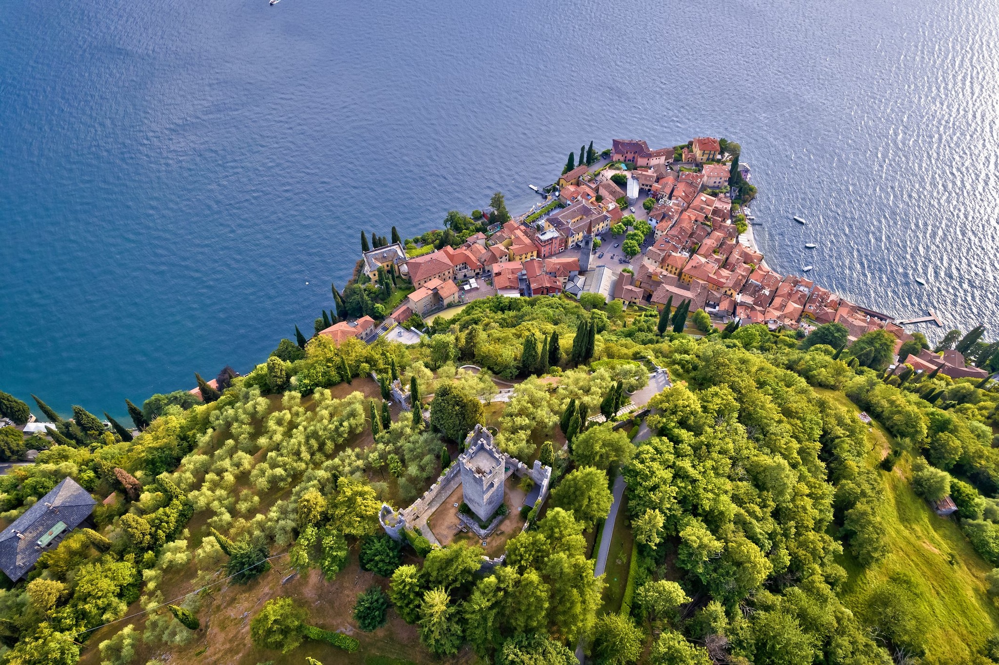 Torre del Castello di Vezio e città di Varenna sul lago di Como