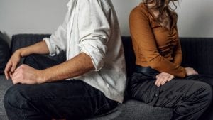 Perché tradiamo? La psicologa: “Non basta trovare la propria metà per essere felici”