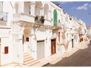 Vicolo-di-Cisternino-Puglia-300x225.jpg