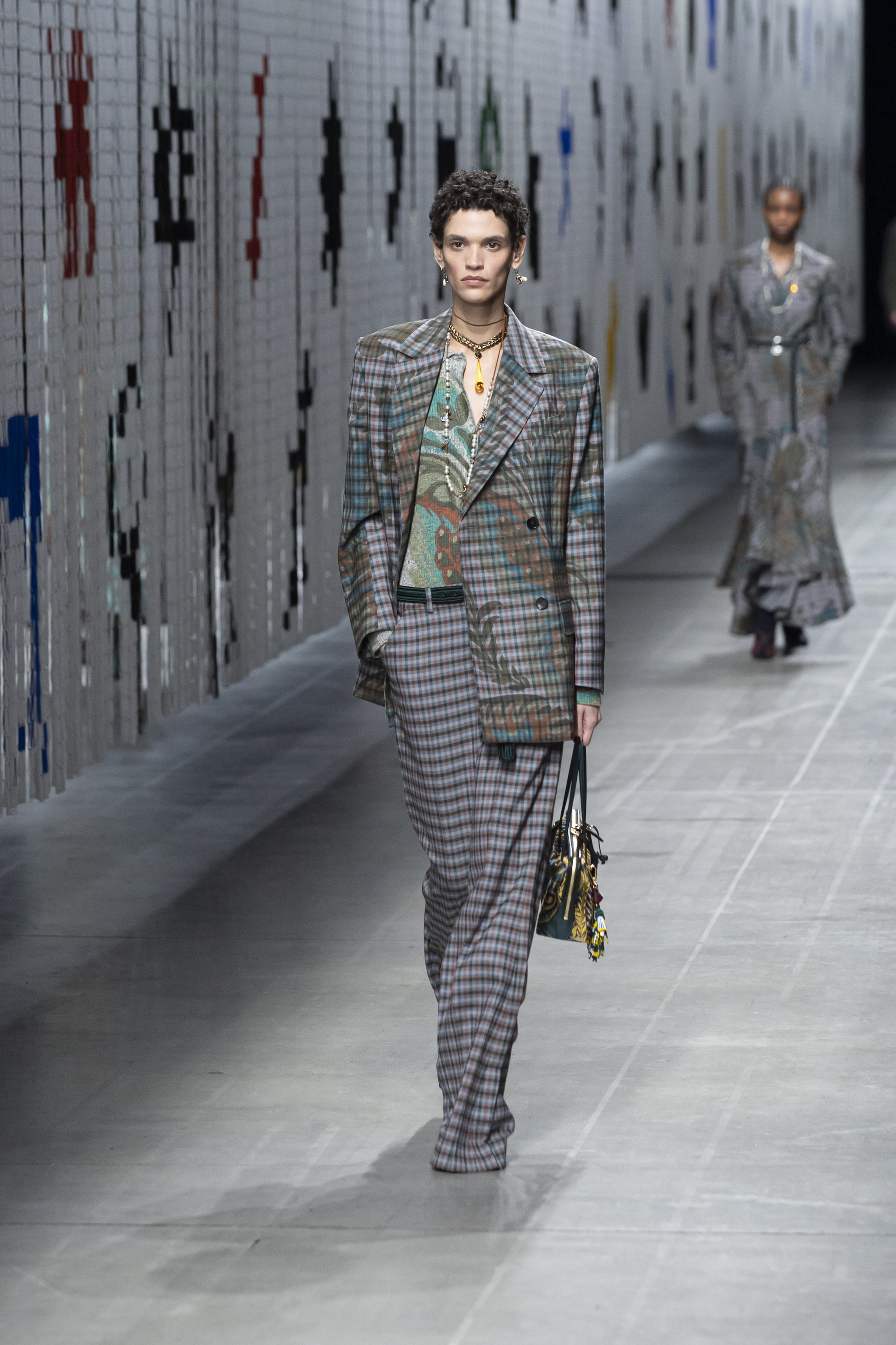 Il blazer con fantasia coordinata al pantalone di Etro