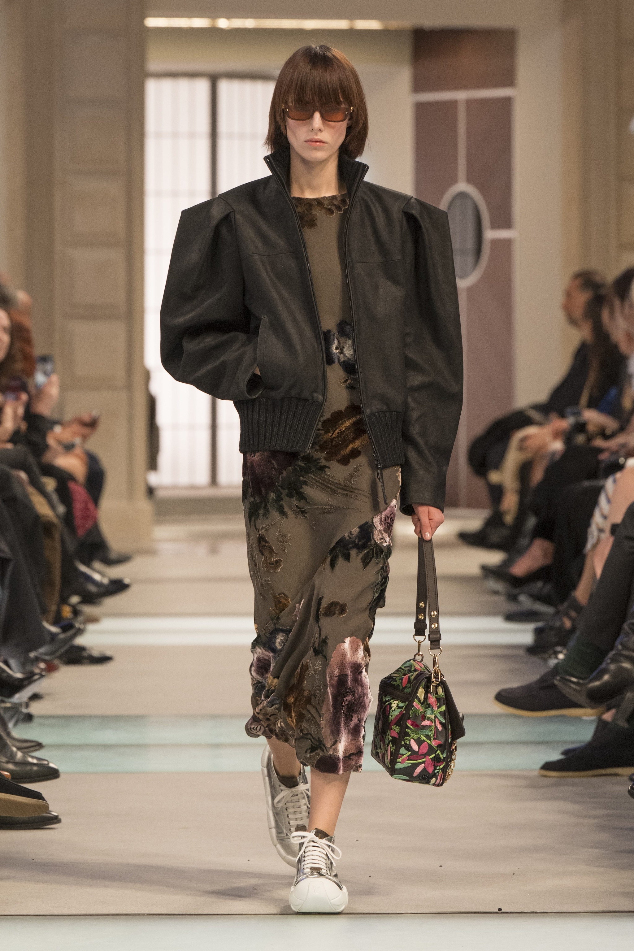 La giacca in pelle aviator abbinata all’abito nel look Louis Vuitton