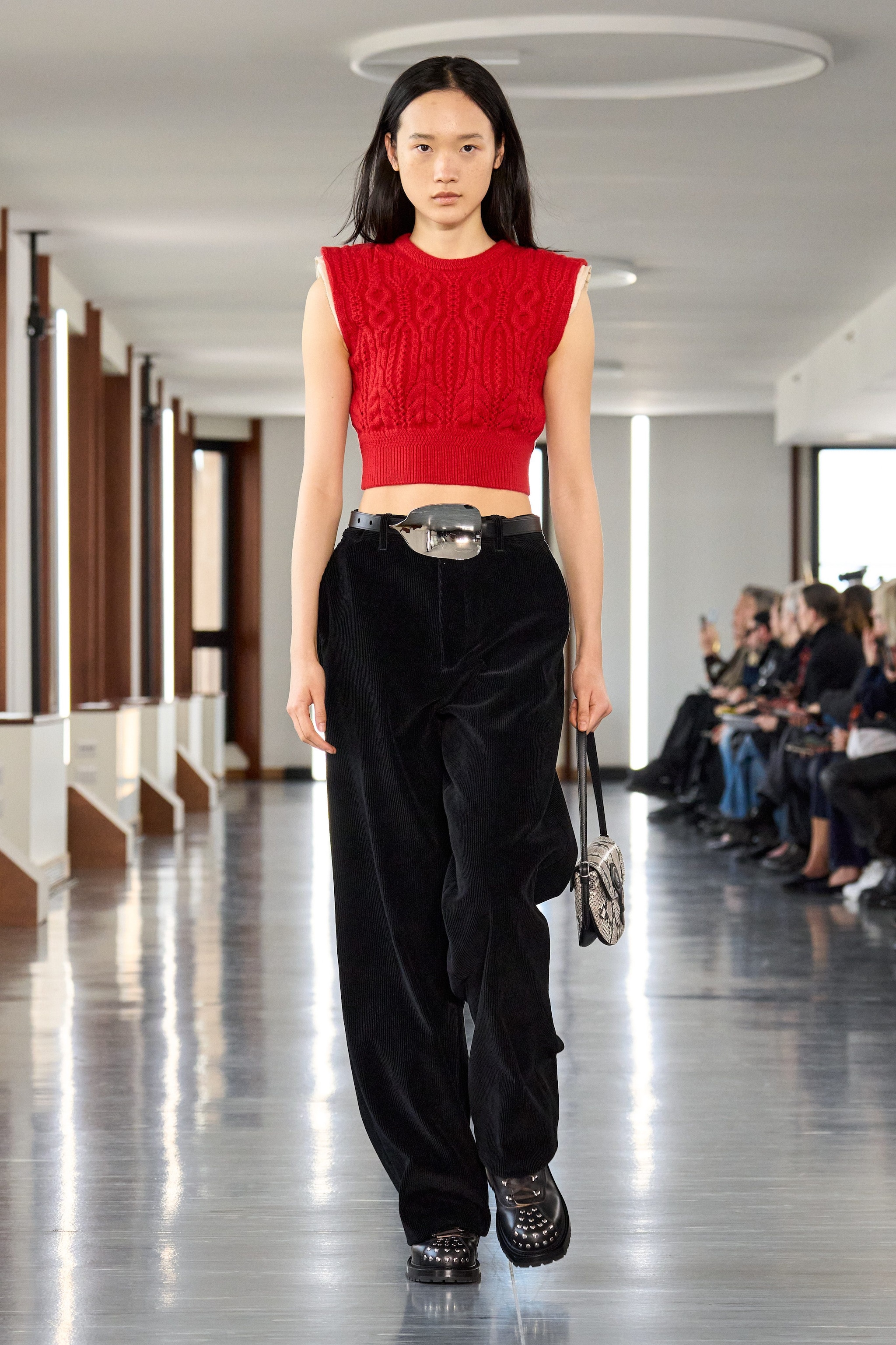 Il gilet crop dal colore acceso di Bally
