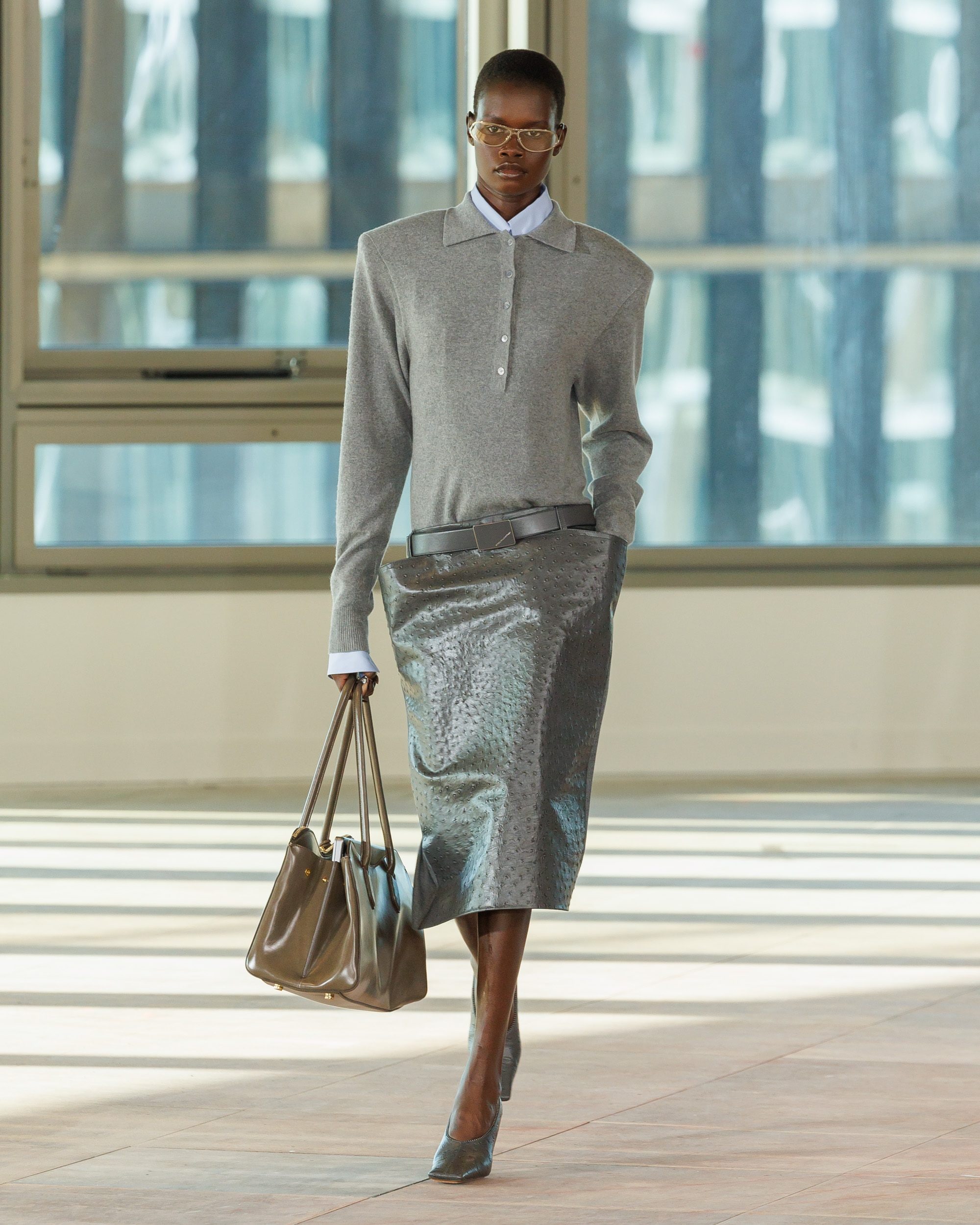 Un outfit Stella McCartney con polo in lana e gonna a matita