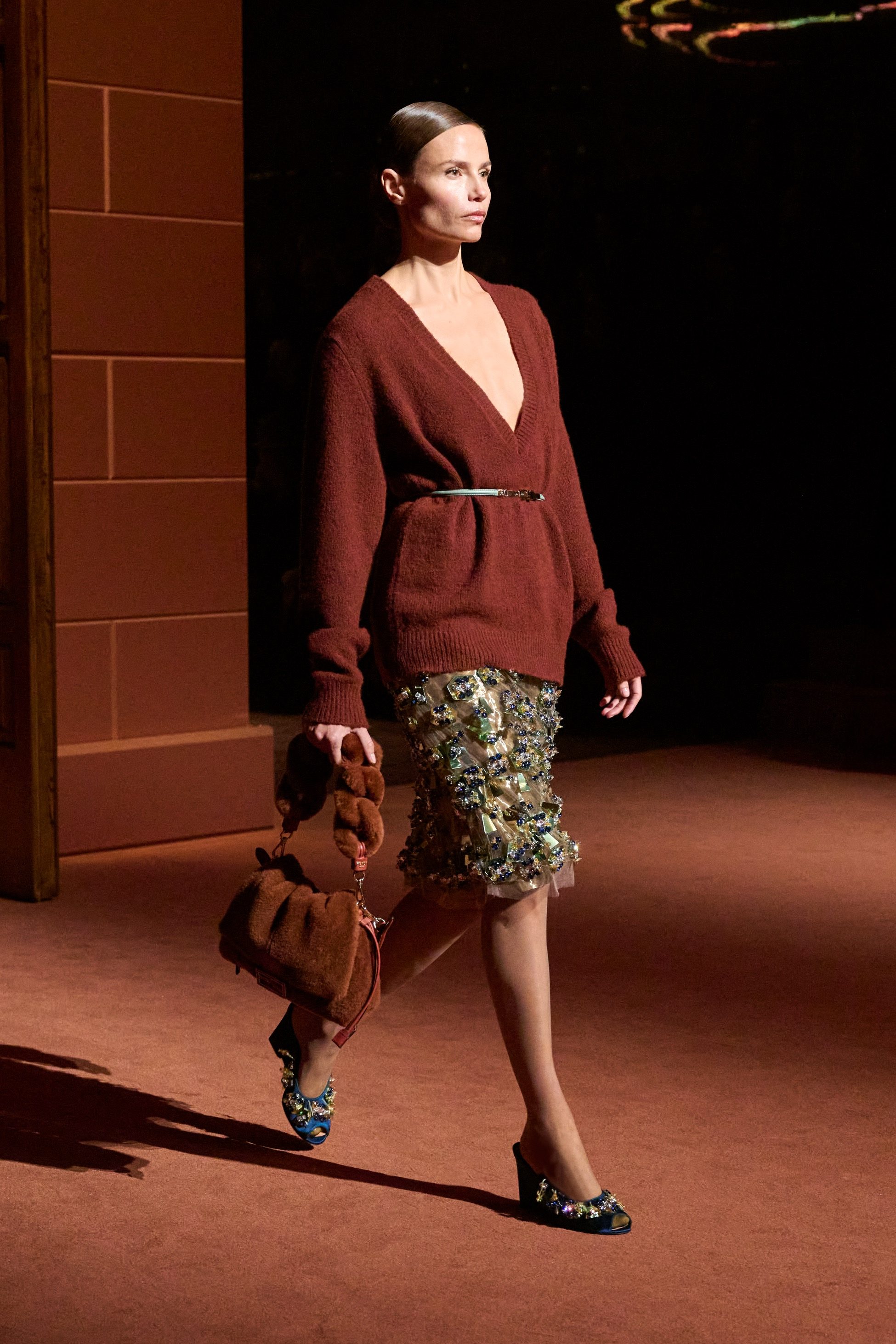 Un look Fendi con maglione scollo a V abbinato alla gonna a matita