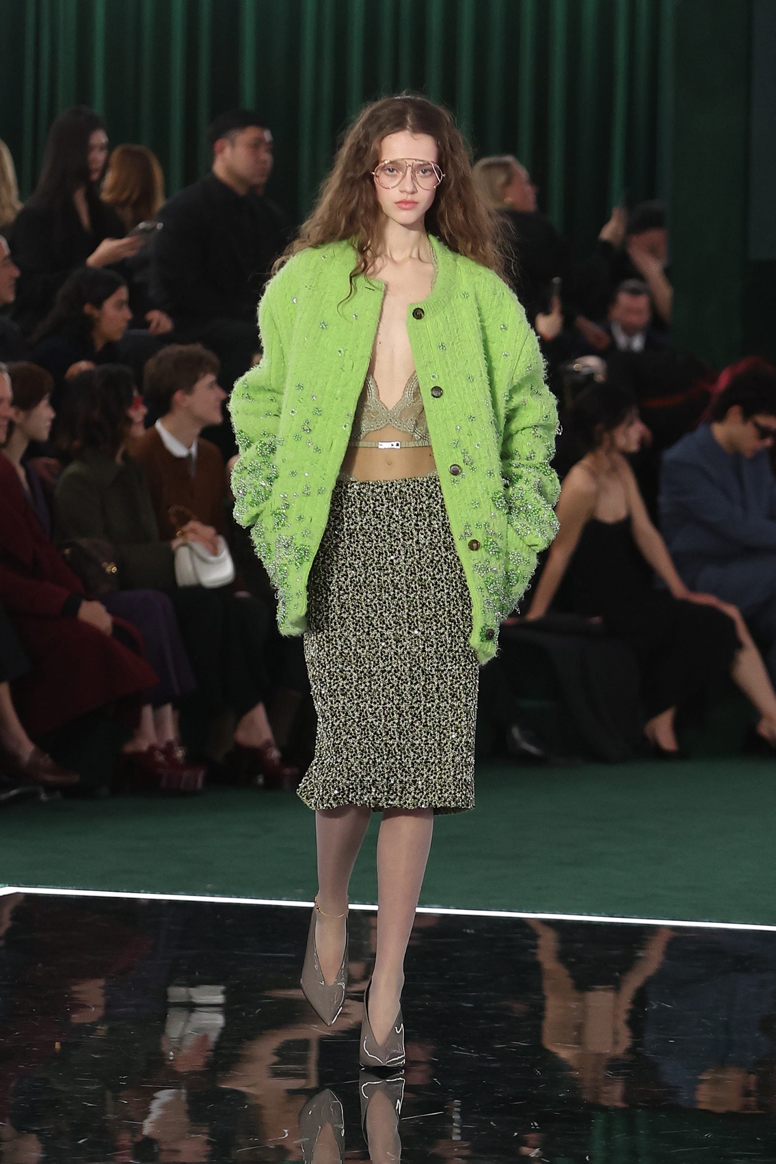 Da Gucci la gonna a matita è abbinata al cardigan over