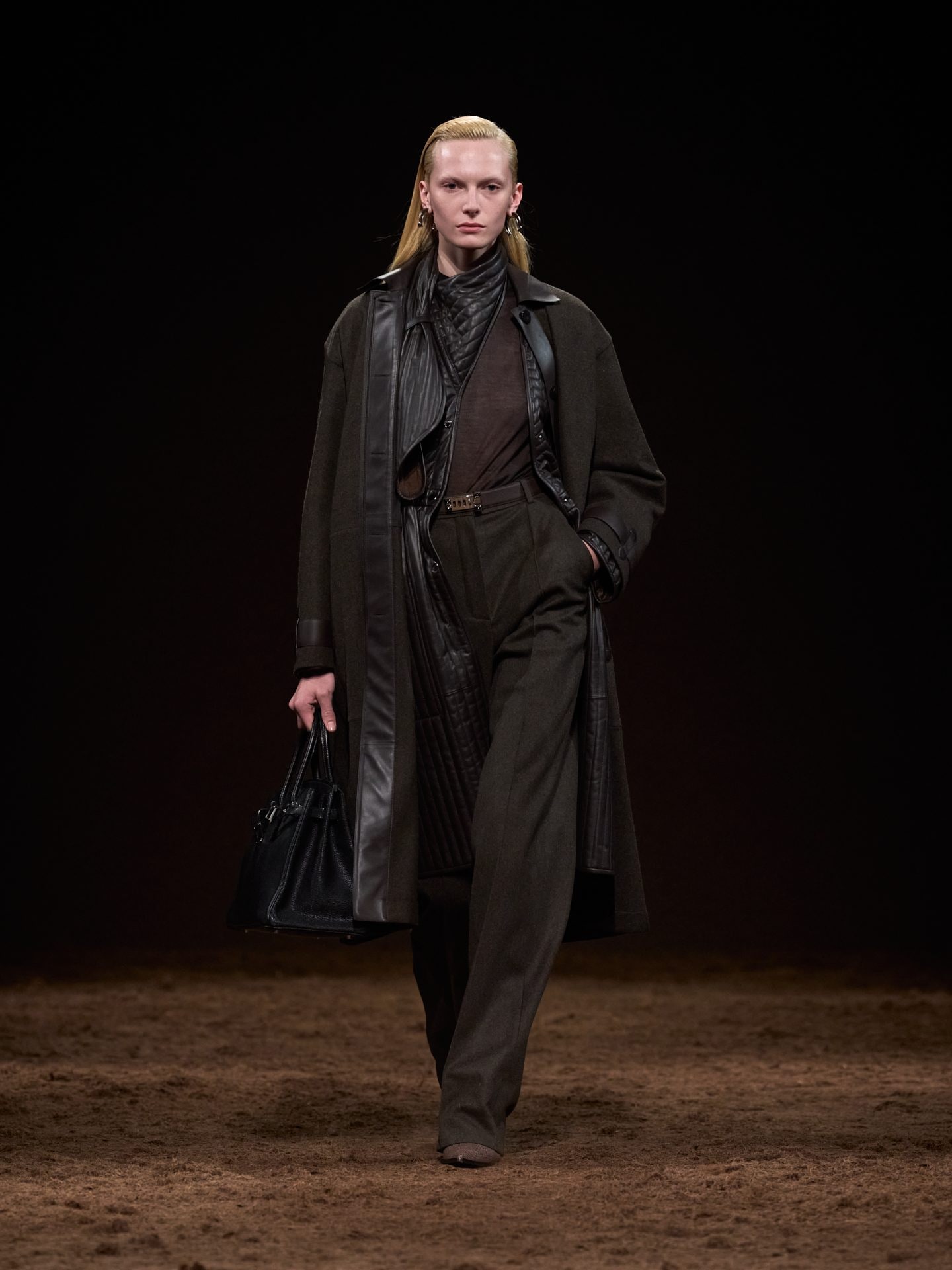 Un pantalone palazzo marrone di Hermes