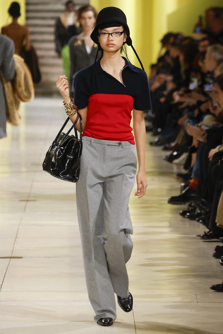 Un pantalone palazzo di Miu Miu abbinato a scarpe basse