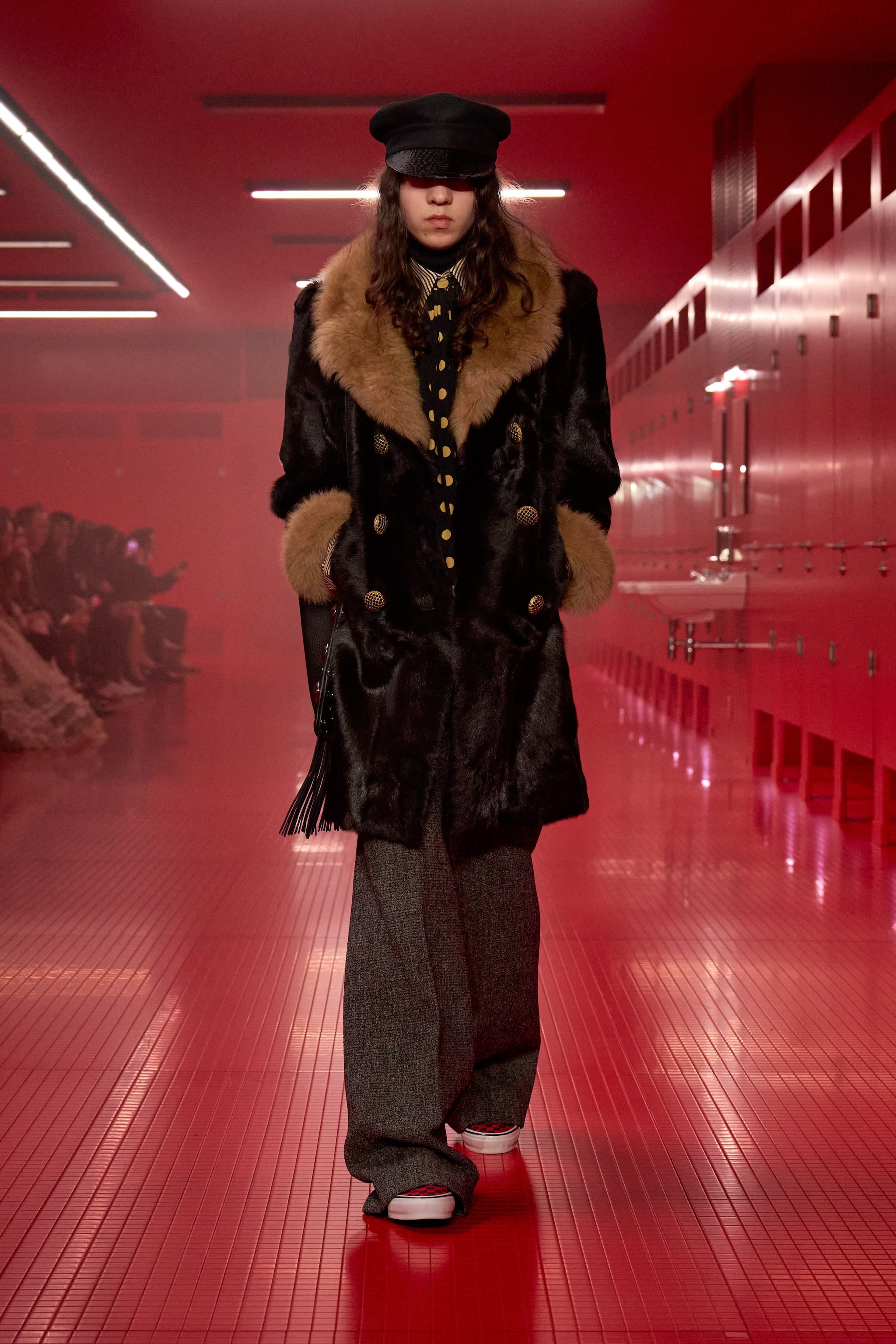 Il pantalone palazzo di Valentino abbinato alle sneaker