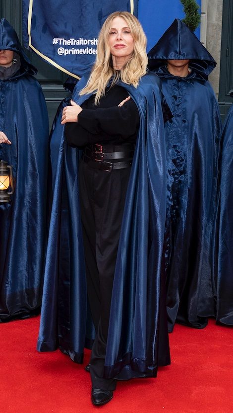 Alessia Marcuzzi con mantello e cintura multipla