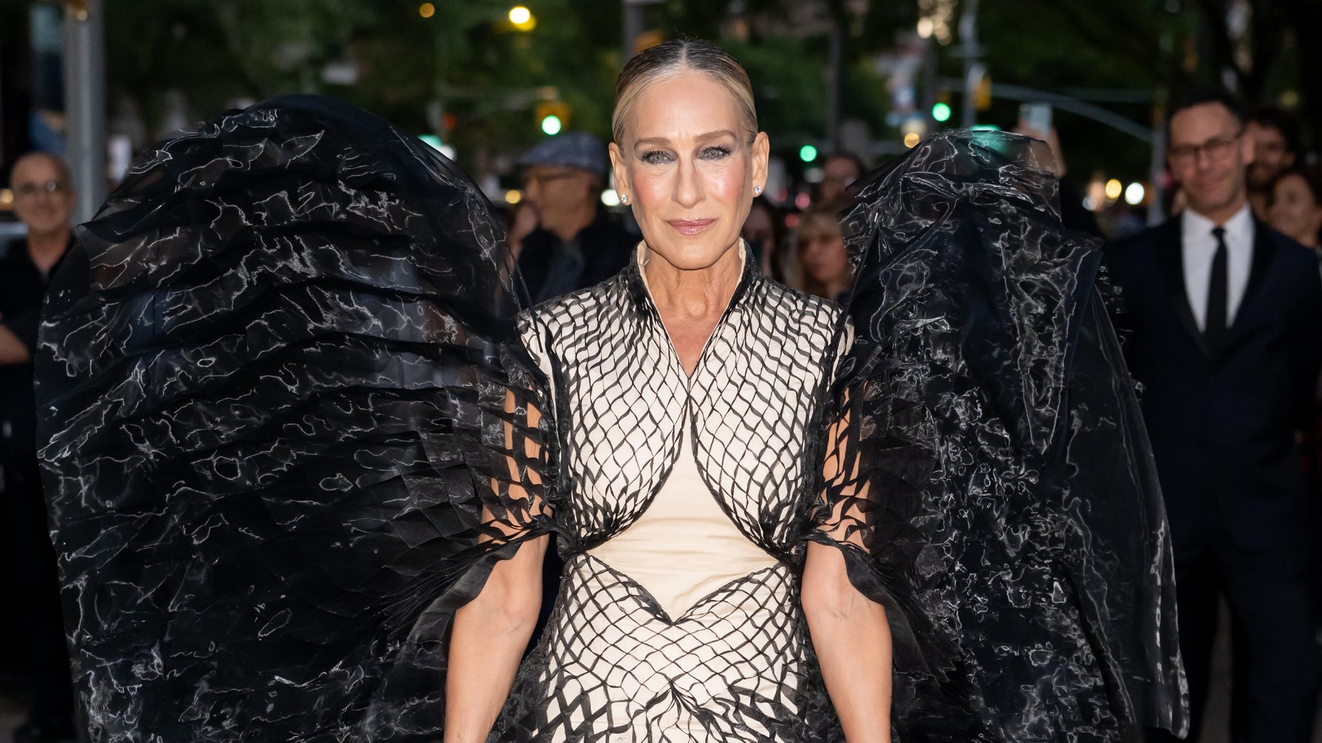 Perché Sarah Jessica Parker ha indossato un paio di enormi ali nere