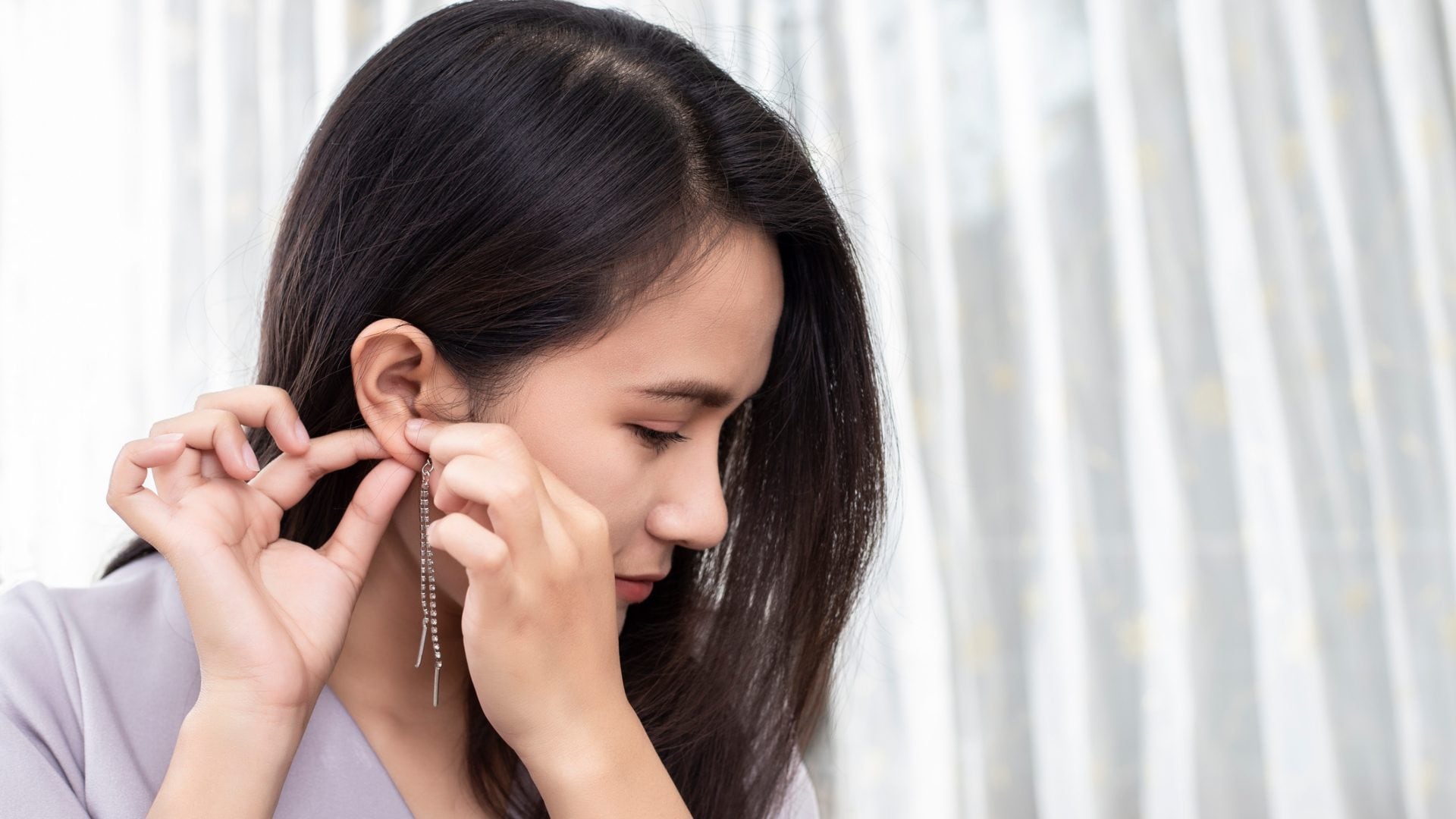 Allergia ai metalli, il responsabile non è sempre il nichel: "La reazione compare dopo ore o giorni"