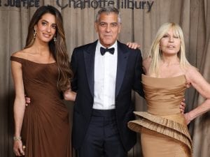 amal-clooney-abito-cioccolato-donatella-versace-300x225.jpg