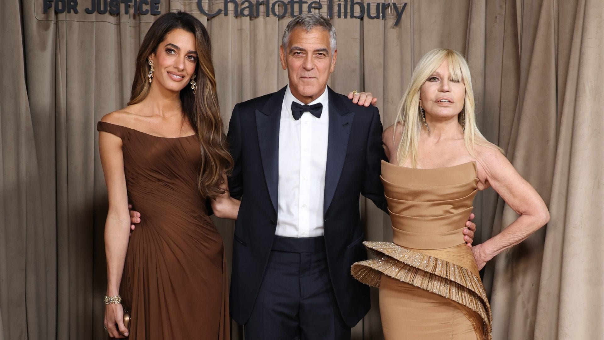 Amal Clooney è una diva con l'abito color cioccolato: perché ha posato con Donatella Versace