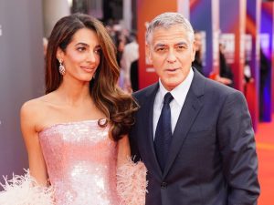 amal-clooney-vestito-rosa-look-300x225.jpg