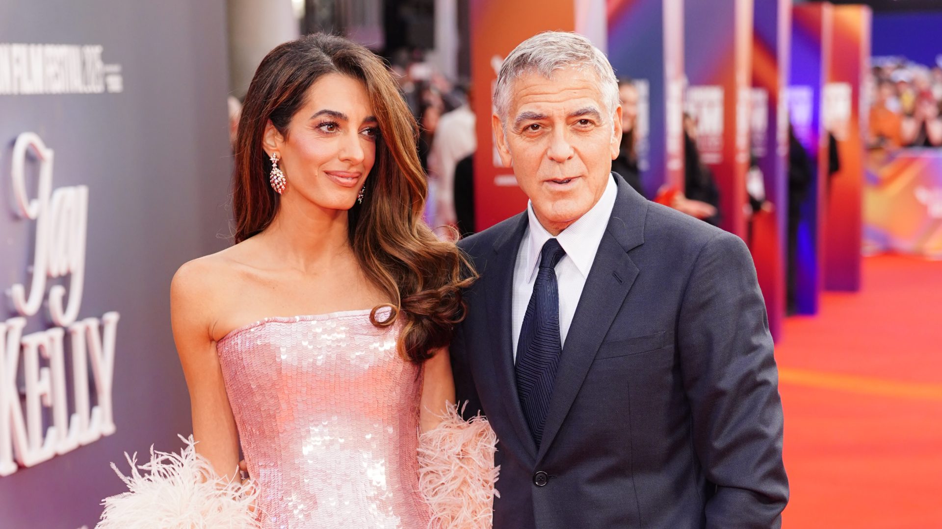 Amal Clooney regina del red carpet con l'abito tempestato di paillettes