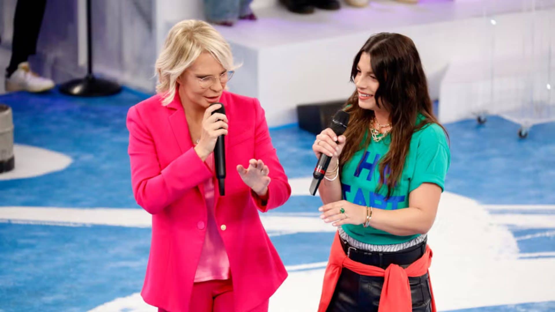 Maria De Filippi, ad Amici solo sneakers: quanto costano le sue scarpe preferite