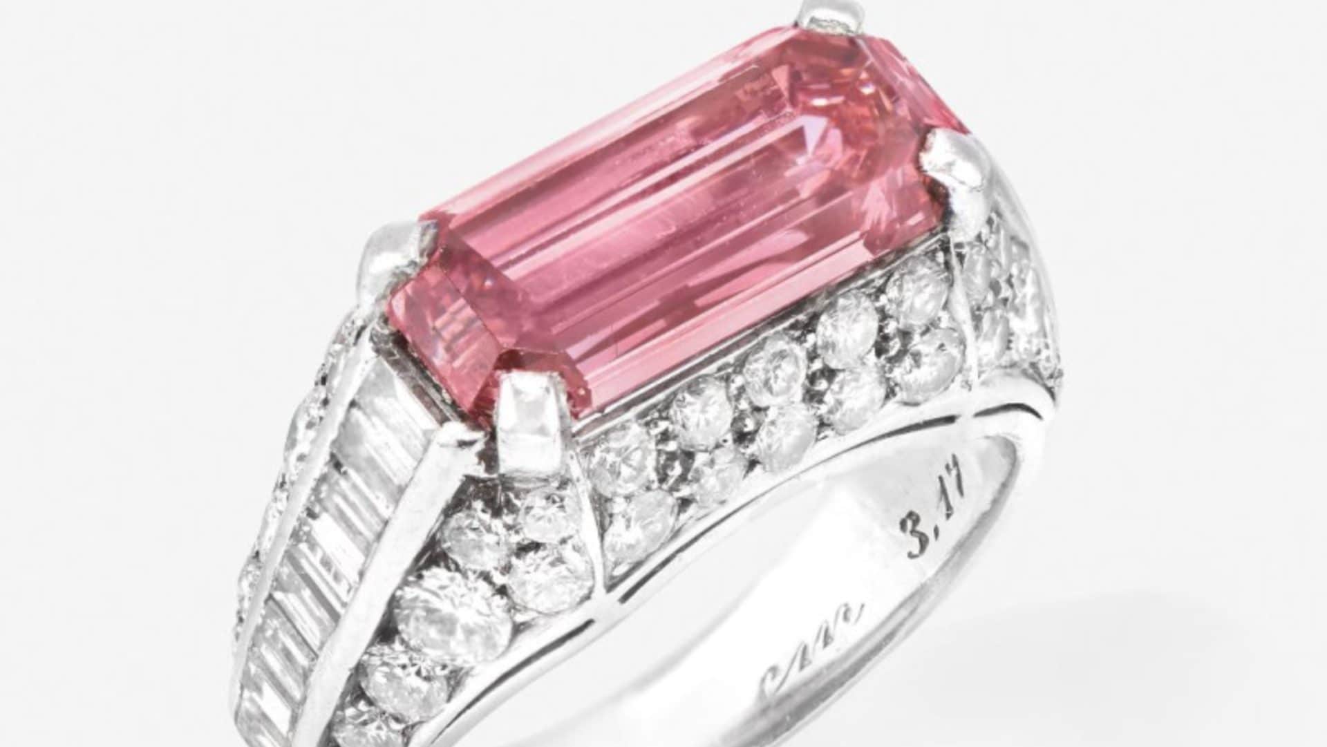 Asta da record per un anello di Bulgari: il raro diamante rosa vale oltre 2 milioni di euro