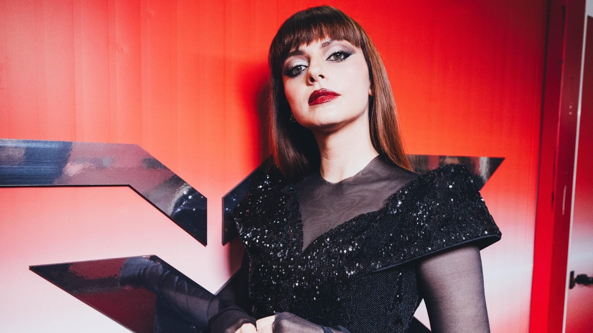 Annalisa torna ai Live di X-Factor: è una diva in paillettes con la "coda" di pelo in vita