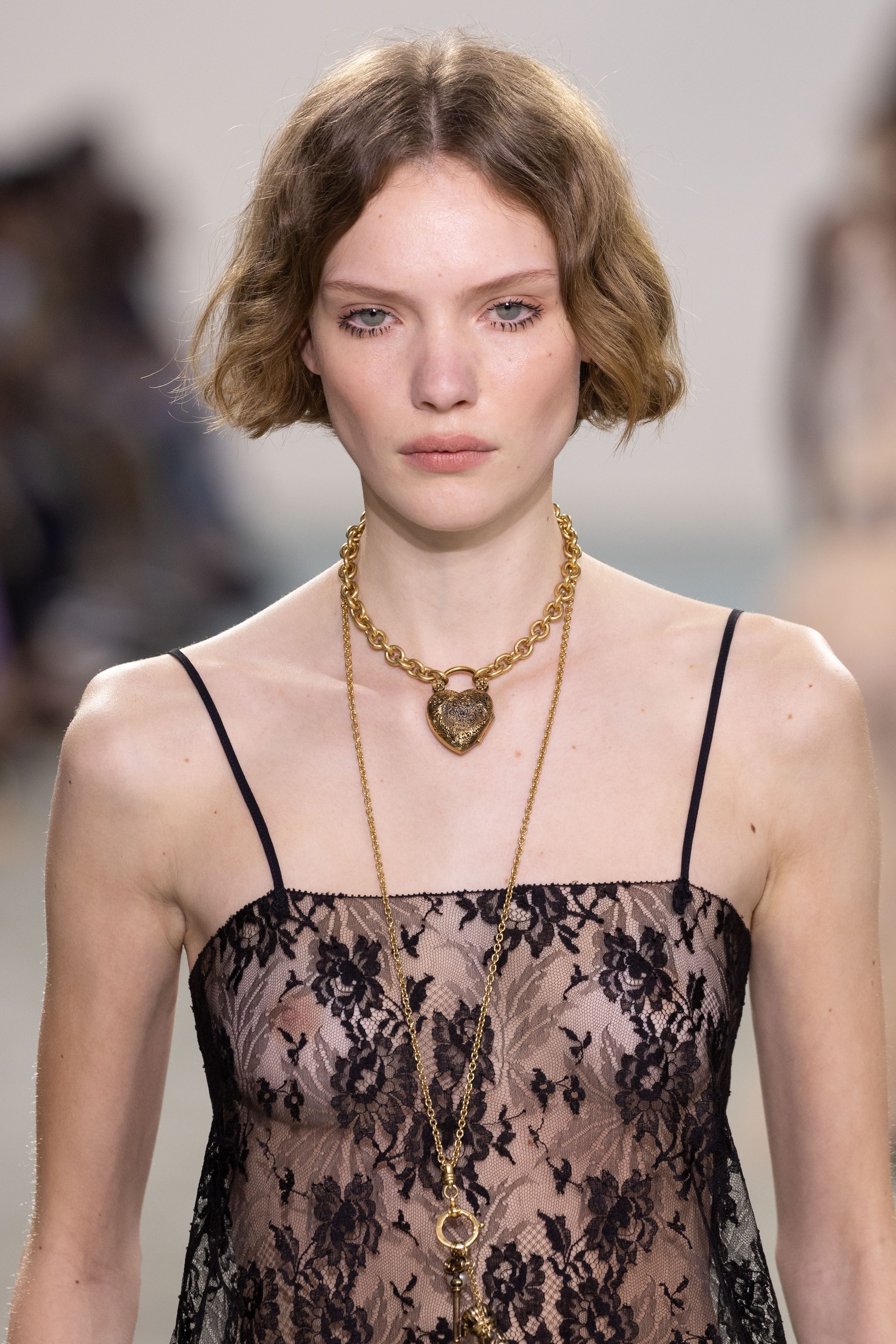 Base opaca sulla passerella di Chloé