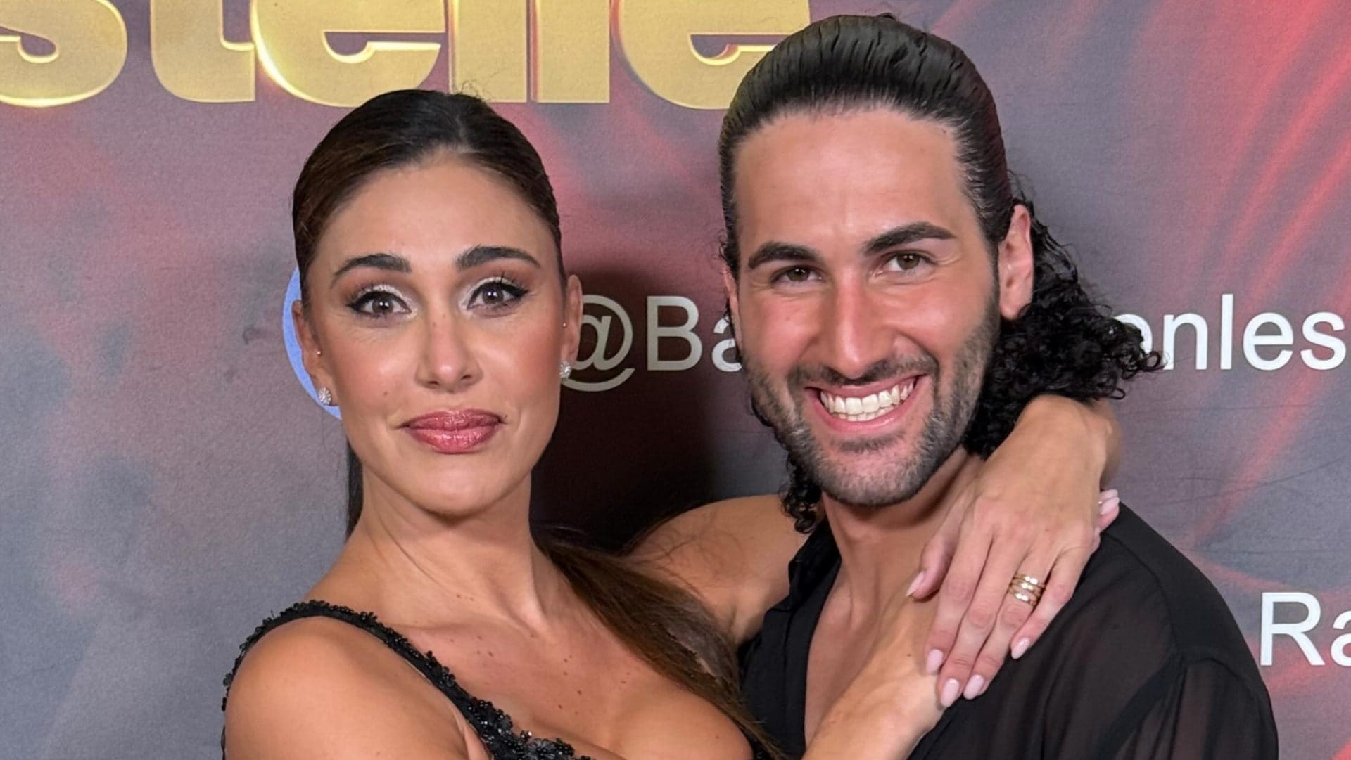 Belén Rodriguez torna in tv a Ballando con le Stelle: infiamma il palco tra frange e trasparenze