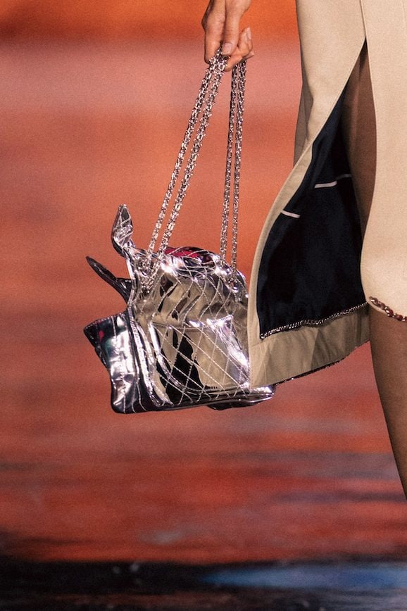 Le borse Chanel 2.55 distrutte e accartocciate