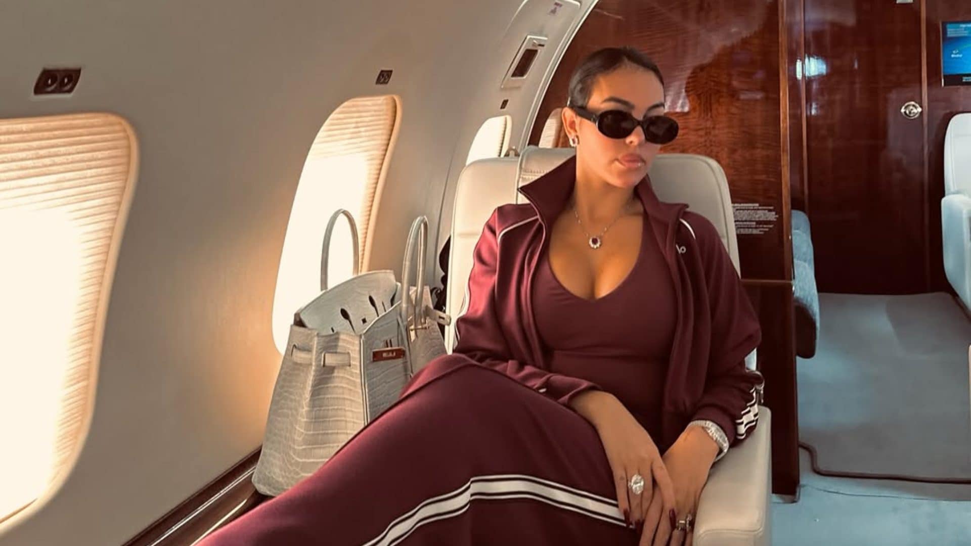 Georgina Rodriguez abbina tuta sportiva e borsa di lusso: la Birkin in coccodrillo vale 85 mila euro