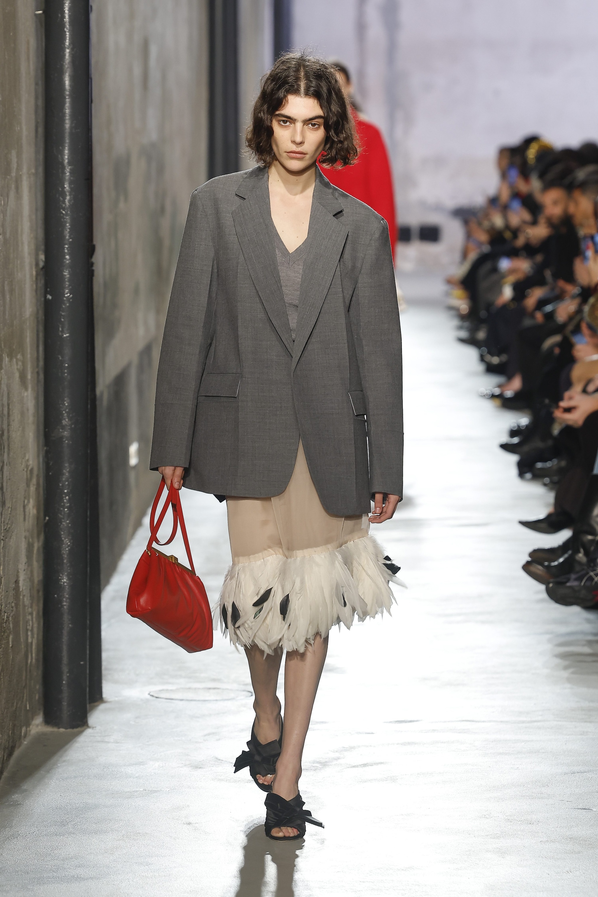 Look con borsa rossa N21