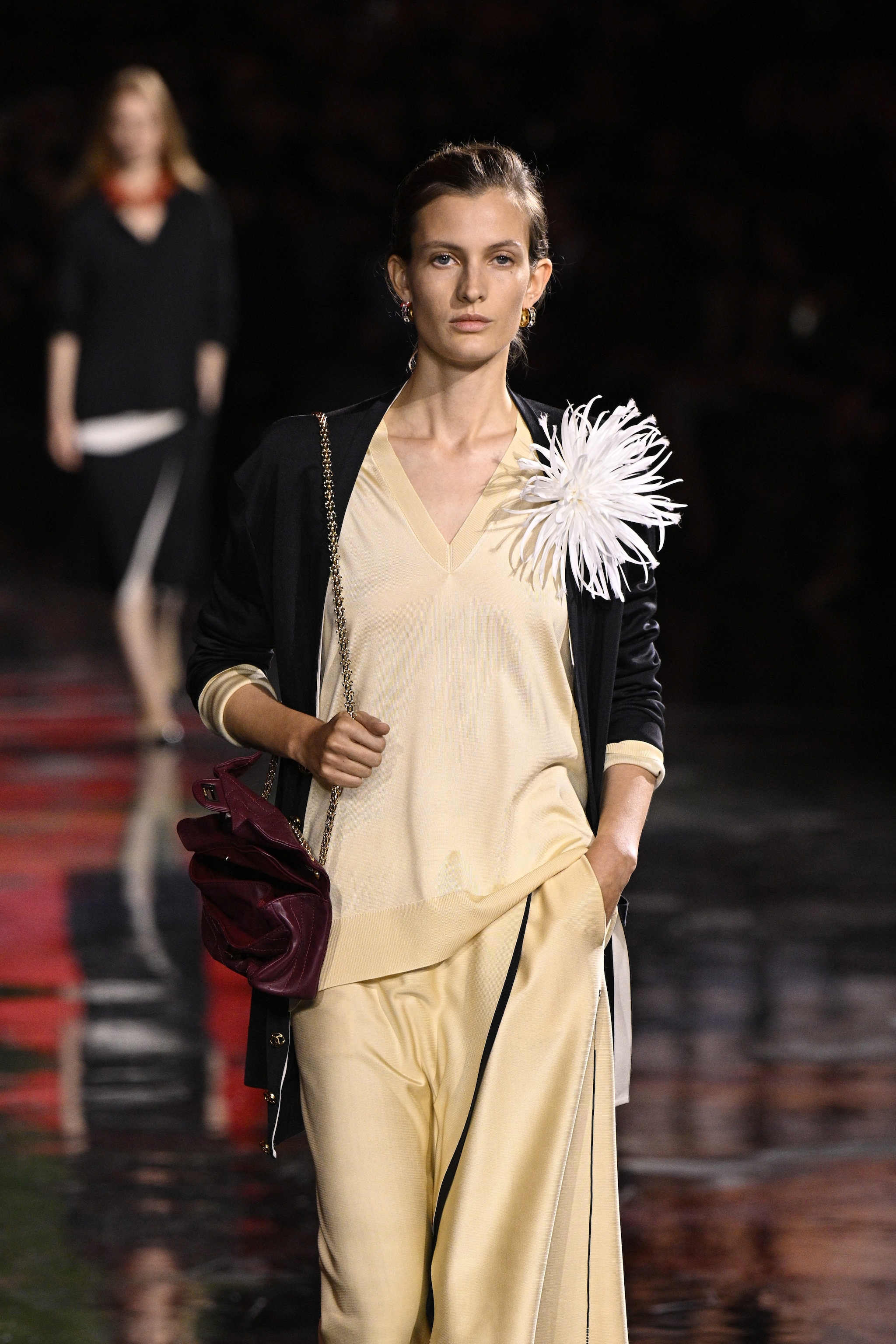 Le nuove camelie Chanel disegnate da Matthieu Blazy