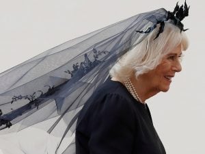 camilla-velo-mantiglia-papa-300x225.jpg